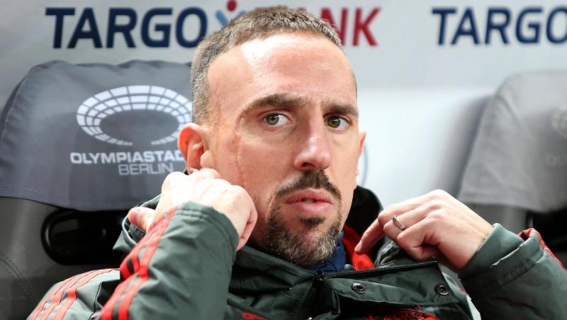 Franck Ribéry vom FC Bayern München sitzt bei einem Fußballspiel auf der Ersatzbank. Foto: Andreas Gora/Archiv Franck Ribéry vom FC Bayern München sitzt bei einem Fußballspiel auf der Ersatzbank. Foto: Andreas Gora/Archiv