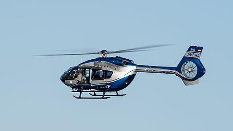 Ein Polizeihubschrauber fliegt bei einem Einsatz.