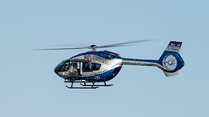 Ein Polizeihubschrauber fliegt bei einem Einsatz.
