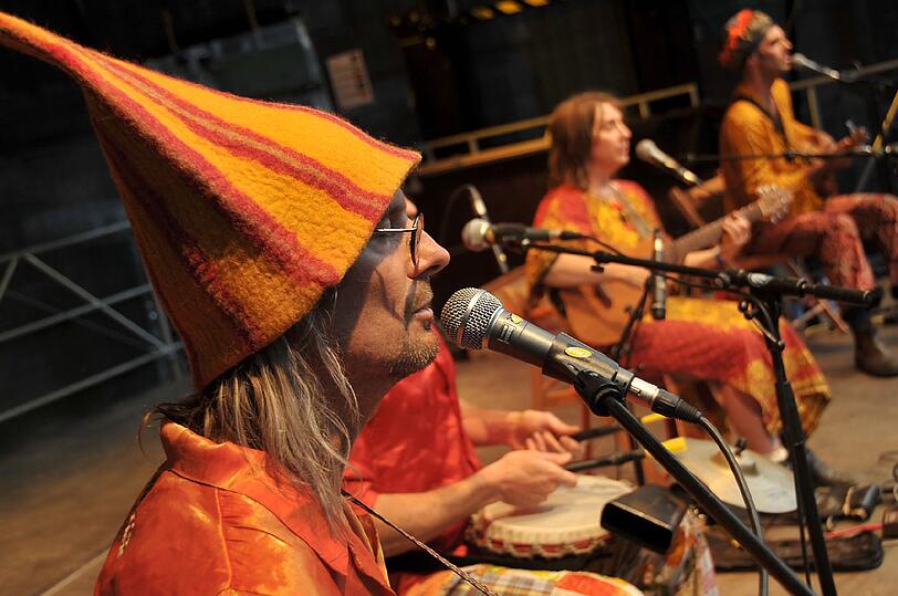 Liebeslied für einen Fahrradgepäckständer &ndash; rückwärts gesungen: Die Kürbis-Band Totally Gourdgeous am Sebalder Platz.