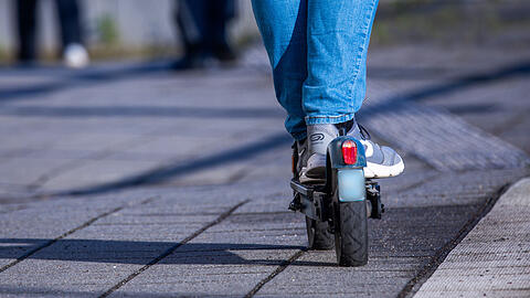 Auf dem E-Scooter immer nur alleine fahren und nie unter Alkohol. Sonst ist der Führerschein in Gefahr. Symbolbild
