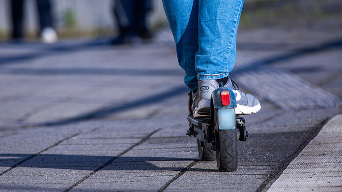 Auf dem E-Scooter immer nur alleine fahren und nie unter Alkohol. Sonst ist der Führerschein in Gefahr. Symbolbild
