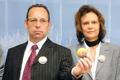 Sie haben ihre Kinder verloren: Hardy Schober und Gisela Mayer präsentieren das Logo ihres Bündnisses.