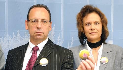 Sie haben ihre Kinder verloren: Hardy Schober und Gisela Mayer präsentieren das Logo ihres Bündnisses. Sie haben ihre Kinder verloren: Hardy Schober und Gisela Mayer präsentieren das Logo ihres Bündnisses.