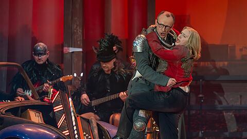 Friedrich Merz (David Zimmerschied) und Baerbel Bas (Nikola Norgauer) treten beim Starkbieranstich auf dem Nockherberg beim Singspiel auf. Mit dem traditionellen Verspotten, dem &laquo;Derblecken&raquo; von Politikern am M&uuml;nchner Nockherberg, wird traditionell die Starkbier-Saison in Bayern er&ouml;ffnet.