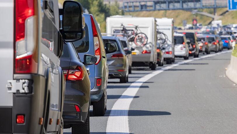 Kroatien modernisiert sein Autobahnnetz: Ab März 2027 sollen digitale Kennzeichenerfassung und Mautboxen die bisherigen Mautstationen ersetzen und Staus deutlich reduzieren. Kroatien modernisiert sein Autobahnnetz: Ab März 2027 sollen digitale Kennzeichenerfassung und Mautboxen die bisherigen Mautstationen ersetzen und Staus deutlich reduzieren.