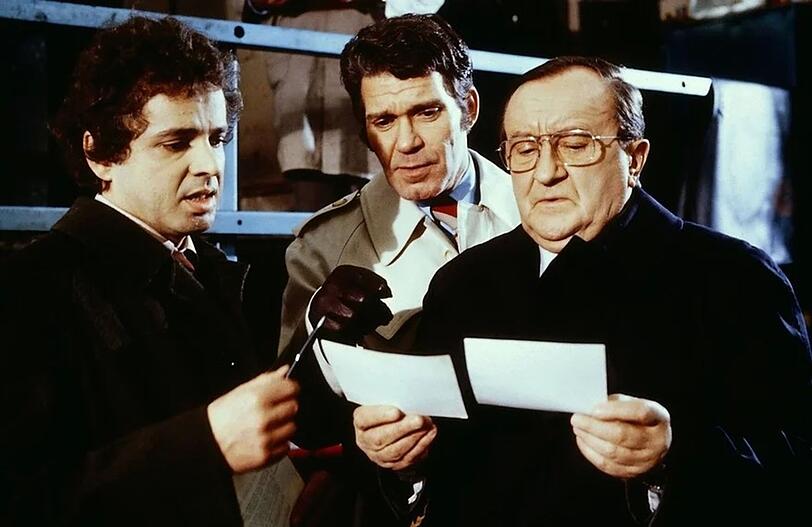 "Der Alte" gehört mit wechselnder Besetzung zu den ältesten Krimireihen der Welt. Neben der Titelfigur Erwin Köster (Siegfried Lowitz, rechts) ermittelten Kriminalhauptkommissar Gerd Heymann (Michael Ande, links) und Kriminalkommissar Martin Brenner (Jan Hendricks). "Der Alte" gehört mit wechselnder Besetzung zu den ältesten Krimireihen der Welt. Neben der Titelfigur Erwin Köster (Siegfried Lowitz, rechts) ermittelten Kriminalhauptkommissar Gerd Heymann (Michael Ande, links) und Kriminalkommissar Martin Brenner (Jan Hendricks).