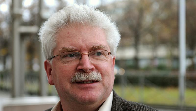 Bayerns FDP-Wirtschaftsminister Martin Zeil fährt nun Hybrid.