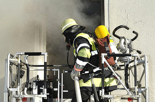 Mit 20 Fahrzeugen war die Berufsfeuerwehr München angerückt. Mit der Drehleiter erreichten sie die Wohnung.