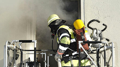Mit 20 Fahrzeugen war die Berufsfeuerwehr München angerückt. Mit der Drehleiter erreichten sie die Wohnung. Mit 20 Fahrzeugen war die Berufsfeuerwehr München angerückt. Mit der Drehleiter erreichten sie die Wohnung.