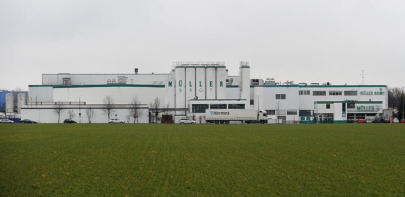 Mitarbeiter von Müller-Brot reinigen am Donnerstag (08.03.2012) im Produktionsgebäude der Müller-Brot GmbH in Neufahrn. Nach jahrelangen Hygieneproblemen hatten die Aufsichtsbehörden die Müller-Brot-Fabrik in Neufahrn bei München Ende Januar 2012 geschlossen. Wenige Wochen später meldete das Unternehmen Insolvenz an.