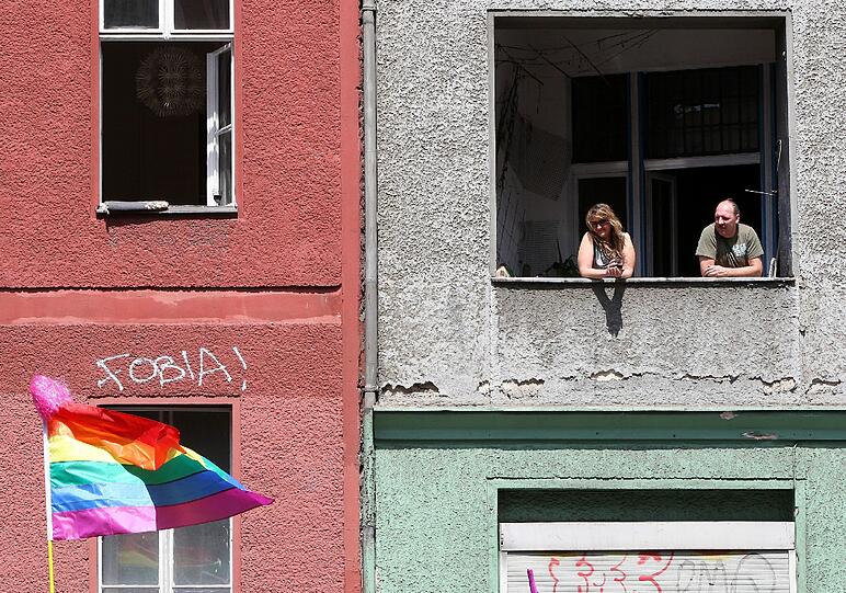 Anwohner beobachten von ihrer Wohnung aus, wie die CSD-Parade an ihrem Haus vorbei zieht. Der Christopher Street Day findet heute in Berlin statt.