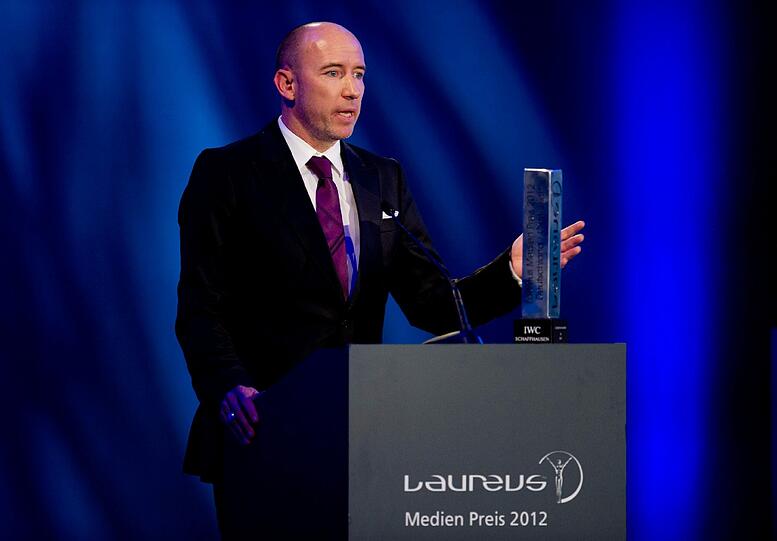 Der Leiter der Sat.1 Sportredaktion, Sven Froberg, spricht am 05.11.2011 in Kitzbühel in Österreich bei der Verleihung des Laureus Medien Preis 2012, wobei sein Auszeichnung vor ihm steht. Sat.1 wurde im Bereich TV mit dem Laureus Medien Preis ausgezeichnet.