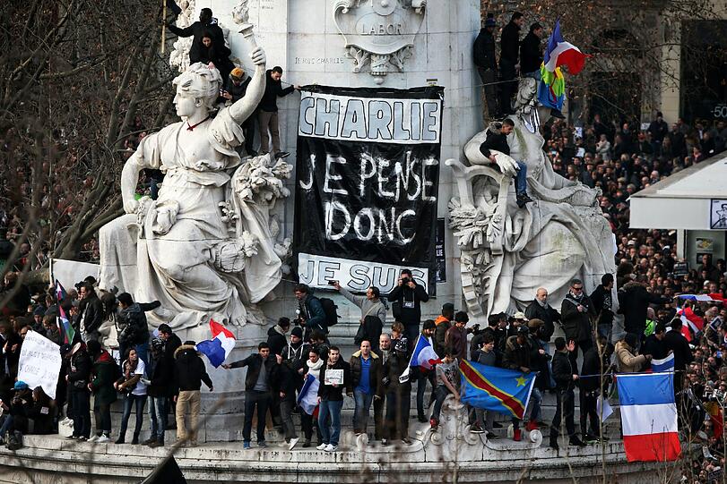 Solidaritätsmarsch gegen Terror in Paris: Bis zu einer Million Menschen wurden erwartet. Merkel und Hollande trauern Arm in Arm. Die Bilder...