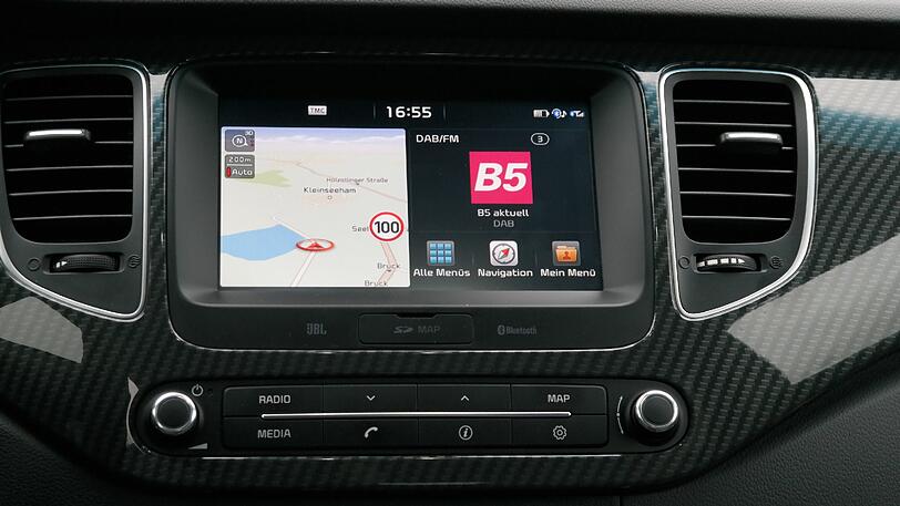 Touchscreen und Klimatisierung lassen sich im Kia Carens einfach bedienen.