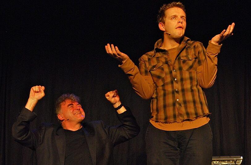 Volkmar Staub (l.) und Florian Schroeder (r.) während einer Kabarettaufführung.