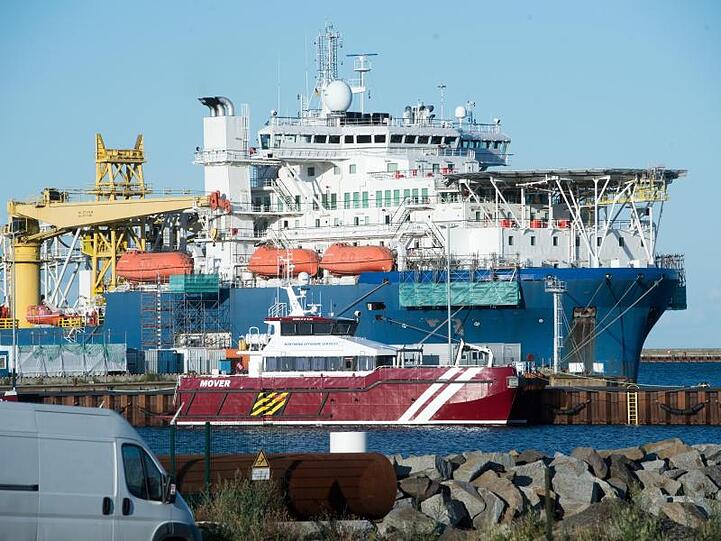 Das russische Verlegeschiff "Akademik Tscherski" liegt im Hafen Mukran auf der Insel Rügen.