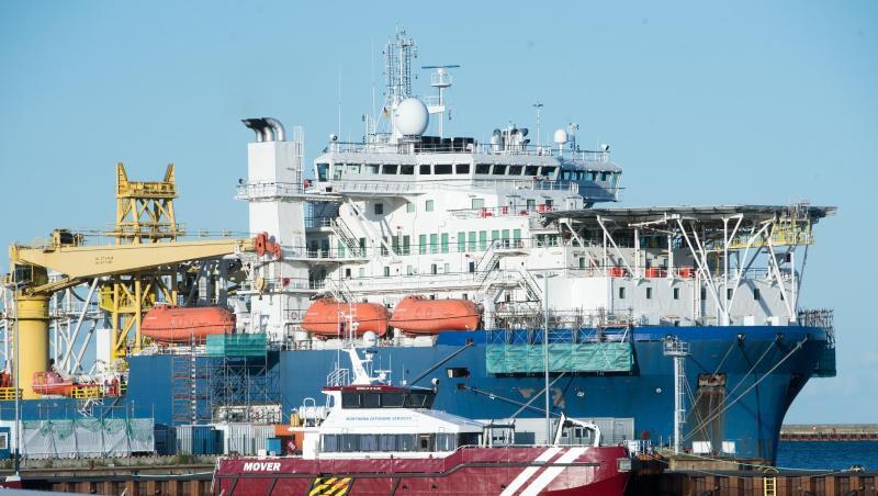 Das russische Verlegeschiff "Akademik Tscherski" liegt im Hafen Mukran auf der Insel Rügen.