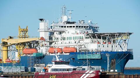 Das russische Verlegeschiff "Akademik Tscherski" liegt im Hafen Mukran auf der Insel Rügen.