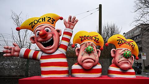 In Düsseldorf findet der erste Rosenmontagszug seit drei Jahren statt, 2021 und 2022 waren die Züge wegen Corona ausgefallen.