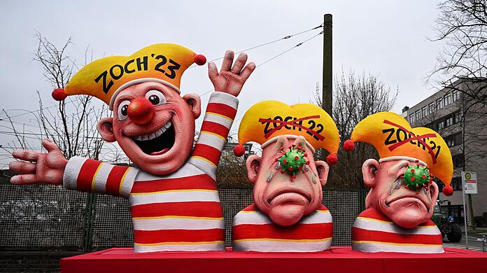 In Düsseldorf findet der erste Rosenmontagszug seit drei Jahren statt, 2021 und 2022 waren die Züge wegen Corona ausgefallen.