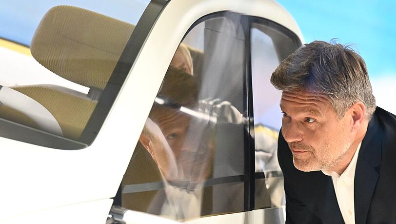 Robert Habeck (Bündnis 90/Die Grünen), Bundeswirtschaftsminister, wirft einen Blick in die "Neue Klasse" von BMW.