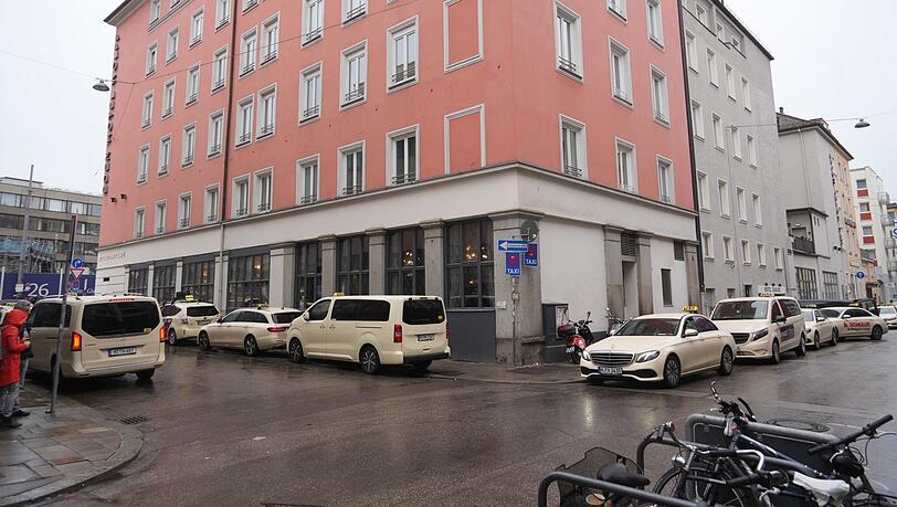 L-förmig stehen die Taxis am verlegten Taxistand in der Pfeffer-, Hirten- und Lämmerstraße. Bis zu dreißig Taxler warten hier auf Fahrgäste. L-förmig stehen die Taxis am verlegten Taxistand in der Pfeffer-, Hirten- und Lämmerstraße. Bis zu dreißig Taxler warten hier auf Fahrgäste.