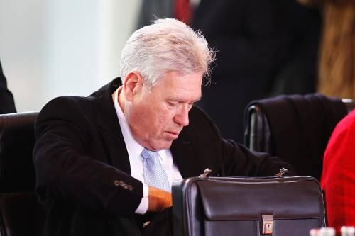 Schwierige Rolle im Kabinett: Wirtschaftsminister Michael Glos wühlt mürrisch in seinen Akten.