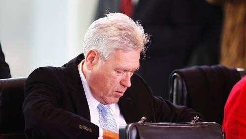 Schwierige Rolle im Kabinett: Wirtschaftsminister Michael Glos wühlt mürrisch in seinen Akten. Schwierige Rolle im Kabinett: Wirtschaftsminister Michael Glos wühlt mürrisch in seinen Akten.