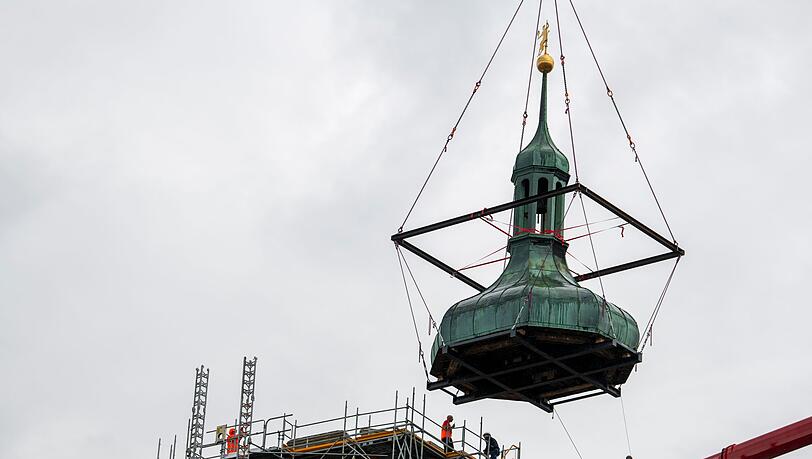 Im zweiten Versuch konnte in Augsburg die Zwiebelhaube des Stadtwahrzeichens Perlachturm entfernt werden.