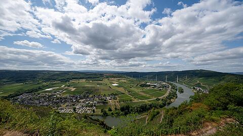 Blick auf die Mosel bei &Uuml;rzig. Die gro&szlig;e Hitze bleibt in den kommenden Tagen aus.