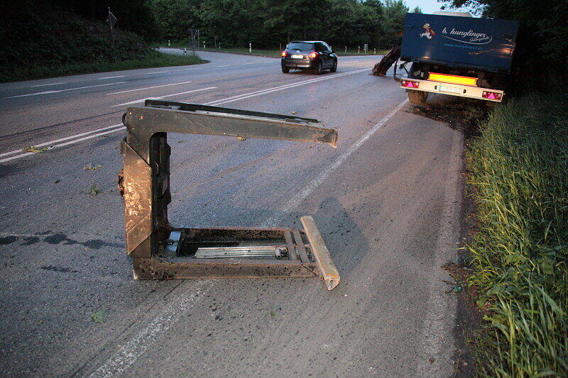 Bei Mühldorf ist ein Lkw mit Ladekran gegen eine Brücke gekracht. Der Kran wurde dabei aus der Verankerung gerissen und landete auf der Straße. Die Bilder.