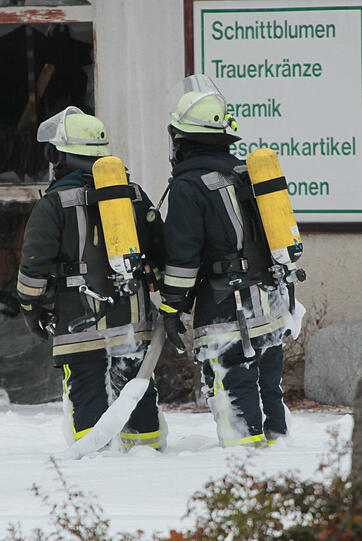 Feuer im Gartencenter in Ergolding: Die Feuerwehrler schossen aus vollen Rohren mit dem Lösch-Schaum - dennoch brannte das Center völlig ab. Die Bilder