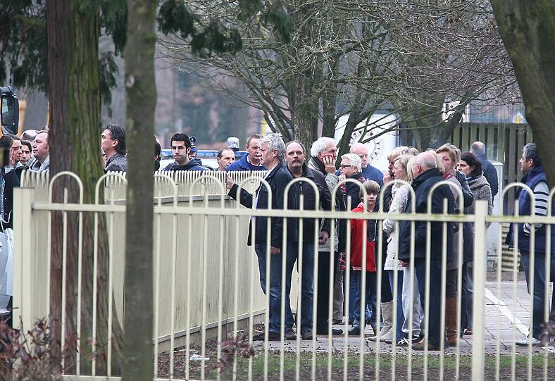 Diese Bilder gehen an die Substanz: Eltern trauern vor der Stekske Schule in Lommel (Belgien) um die Kinder, die bei dem Bus-Unglück in der Schweiz ums Leben gekommen sind.