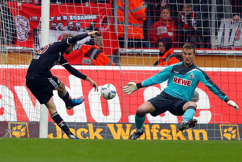 Müller schießt das Tor zum 1:0.
