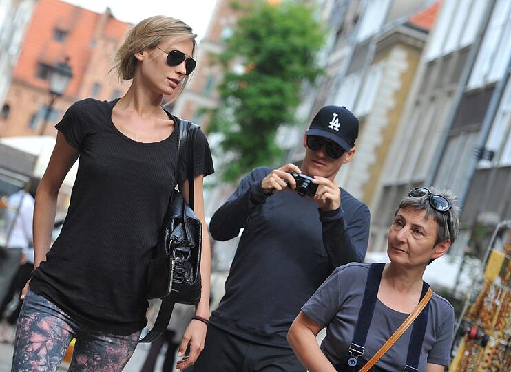 Sarah Brandner, Freundin von Bastian Schweinsteiger, spaziert durch Danzig.