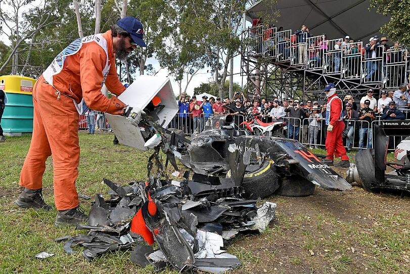 Von Alonsos McLaren ist nach dem Unfall nicht mehr viel übrig.