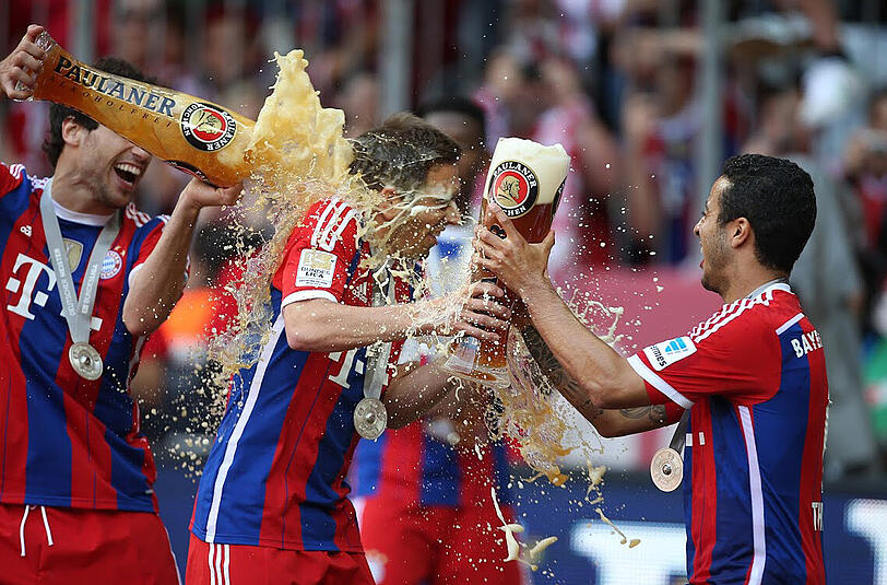 Erkennen Sie, welcher Bayern-Profi hier doppelt in die Mangel genommen wurde?