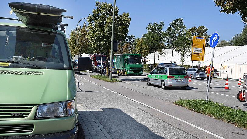 Der Transporter-Fahrer sah das Mädchen zu spät und erfasste es. Das Kind erlitt schwere Verletzungen.