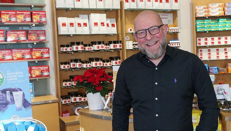 Peter Sandmann hinter der Theke seiner Apotheke. An den Weihnachtstagen werde vor allem die Pille danach gut verkauft, sagt er. Peter Sandmann hinter der Theke seiner Apotheke. An den Weihnachtstagen werde vor allem die Pille danach gut verkauft, sagt er.