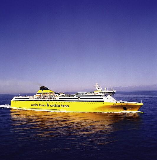Mit der Fähre geht es von Livorno hinüber nach Sardinien.