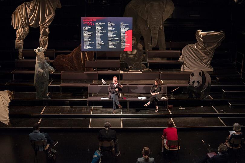 Andreas Beck, die Chefdramaturgin Almut Wagner und allerlei Getier bei der Vorstellung der neuen Saison des Residenztheaters.