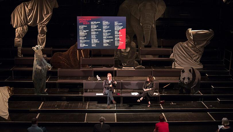 Andreas Beck, die Chefdramaturgin Almut Wagner und allerlei Getier bei der Vorstellung der neuen Saison des Residenztheaters. Andreas Beck, die Chefdramaturgin Almut Wagner und allerlei Getier bei der Vorstellung der neuen Saison des Residenztheaters.