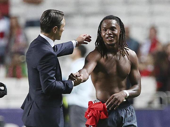 Trainer Niko Kovac (l) bedankt sich nach dem Abpfiff bei seinem Spieler Renato Sanches. Foto: Armando Franca/Archiv