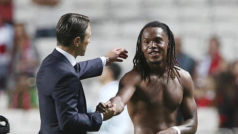 Trainer Niko Kovac (l) bedankt sich nach dem Abpfiff bei seinem Spieler Renato Sanches. Foto: Armando Franca/Archiv Trainer Niko Kovac (l) bedankt sich nach dem Abpfiff bei seinem Spieler Renato Sanches. Foto: Armando Franca/Archiv