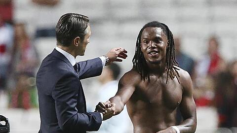 Trainer Niko Kovac (l) bedankt sich nach dem Abpfiff bei seinem Spieler Renato Sanches. Foto: Armando Franca/Archiv