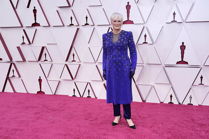 Top: Glenn Close trug einen blau-glitzernden Hosenanzug von Armani.