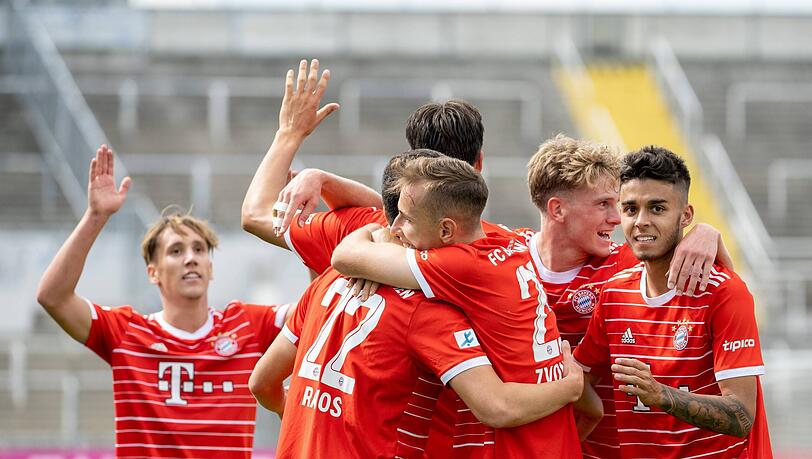 Die kleinen Bayern bejubeln den Sieg gegen Türkgücü.