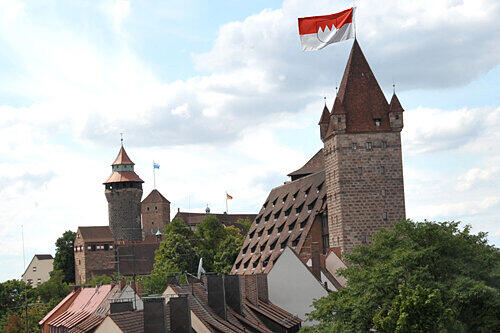 Noch ist es eine Fotomontage: die Frankenfahne über der Kaiserburg.