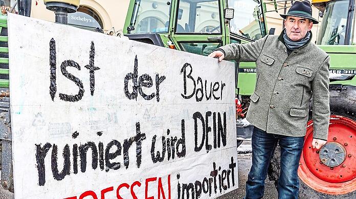 Im Frühjahr nimmt Hubert Aiwanger an den Bauernprotesten teil. Manche werfen ihm vor, dafür seine Minister-Arbeit zu vernachlässigen.